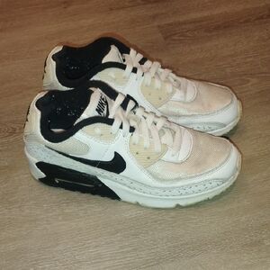 Nike Air Max Boys White and Black Sneakers Size 5.5Y